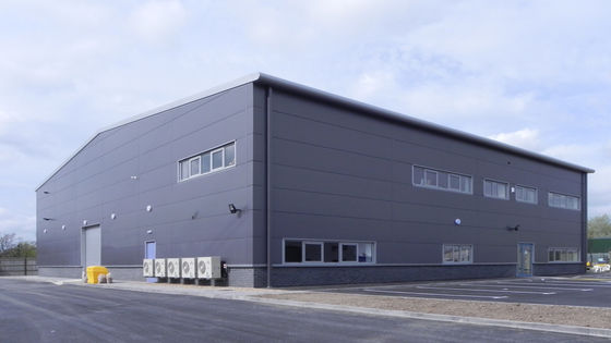 Lichte staalconstructies met golvende stalen platen of sandwichpanelen