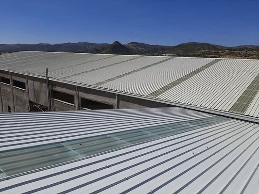 Q355B Staalstructuur Warehouse Met FRP dakraam En Glaswol / PU Sandwich Isolatie