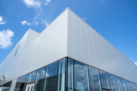 Industriële voorgefabriceerde staalconstructies met geïsoleerd dak en wanden