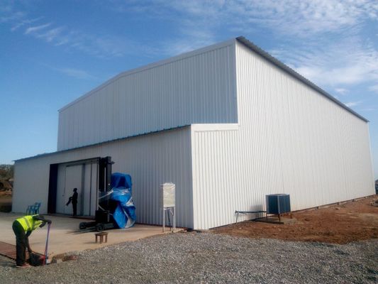 Moderne staalgebouwen voor commerciële industriële en bouwprojecten