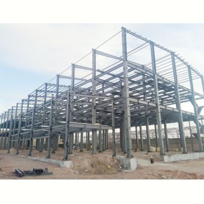 Staalconstructie magazijnschuur met bergrugventilatie Voldoen aan de eisen van de klant en bezoek aan de werkplaats