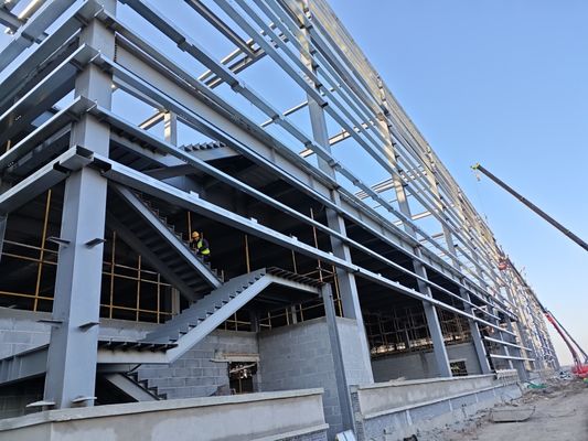 Decoratief aluminium paneel en glazen gordijnmuur ontworpen moderne geprefabriceerde staalconstructie commerciële gebouwen