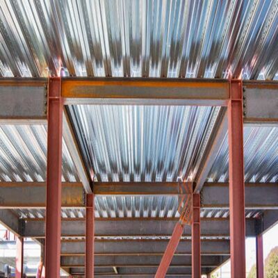 Hoge sterkte staal prefab staal gebouw met een levensduur van meer dan 50 jaar en aanpasbaar ontwerp voor industrieel en commercieel gebruik